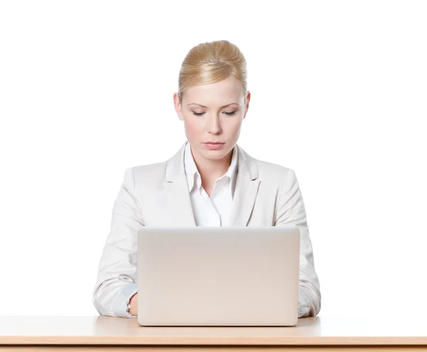 ノート パソコンとオフィスのテーブルに座って魅力的な女性実業家 — ストック写真