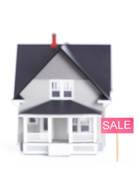 Haus architektonisches Modell mit Verkaufsschild, isoliert — Stockfoto