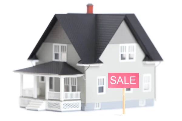 Hus arkitektonisk modell med försäljning tecken, isolerad på vit — Stockfoto