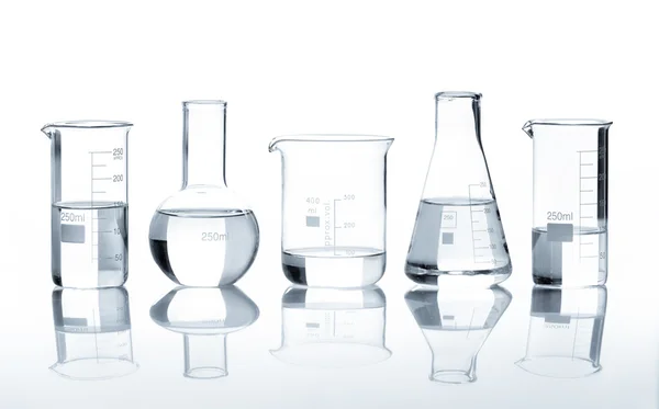 Cinco frascos de laboratório com um líquido límpido — Fotografia de Stock