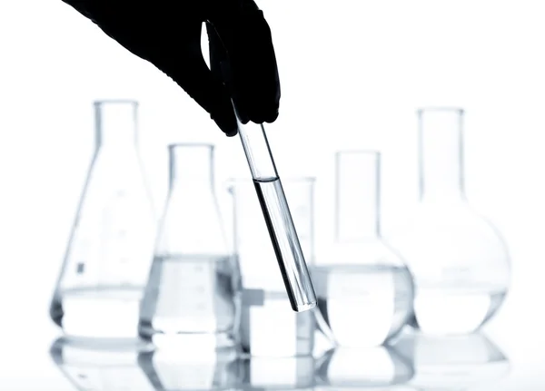 Conjunto de frascos de laboratorio con un líquido transparente — Foto de Stock