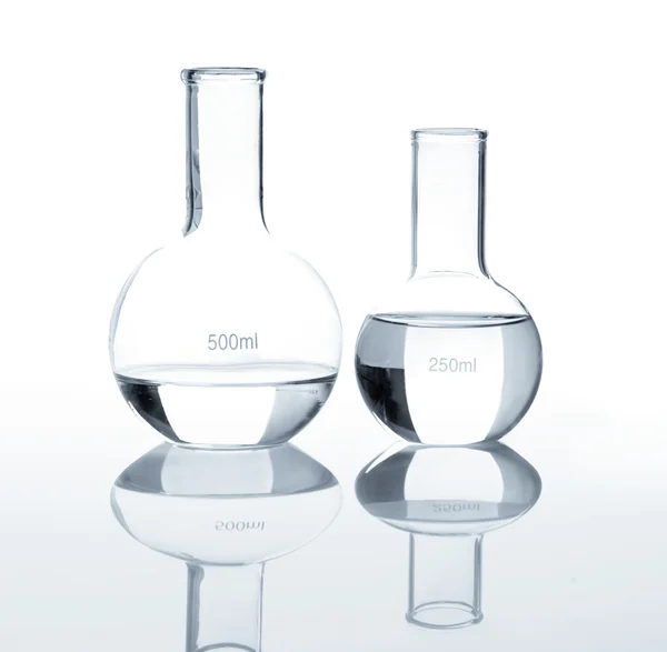 Flacons de laboratoire vides avec un liquide transparent — Photo