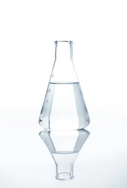透明な液体と研究室のフラスコ — ストック写真