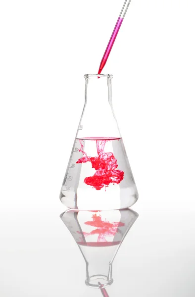 Frasco de laboratorio Erlenmeyer cónico con un líquido rojo —  Fotos de Stock