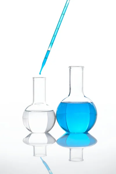 Dvě klasické laboratorní baňky s modrou tekutinou — Stock fotografie