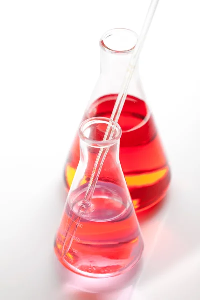 Dwie kolby laboratorium z czerwonej cieczy — Zdjęcie stockowe