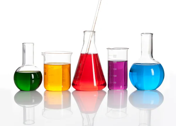 Grupp av glas kolvar med en färgad liqiuds — Stockfoto