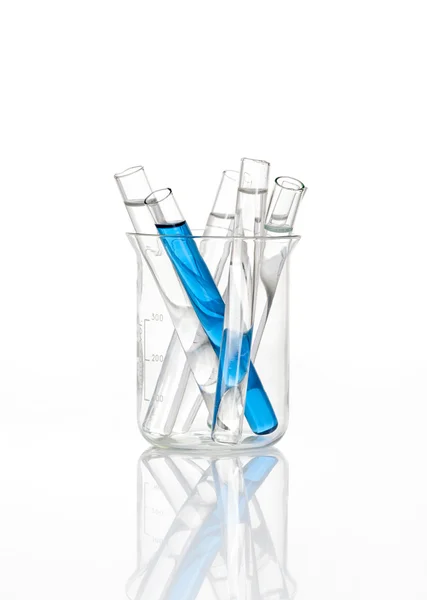 Chemická baňka s modrou laboratorních zkumavkách uvnitř — Stock fotografie