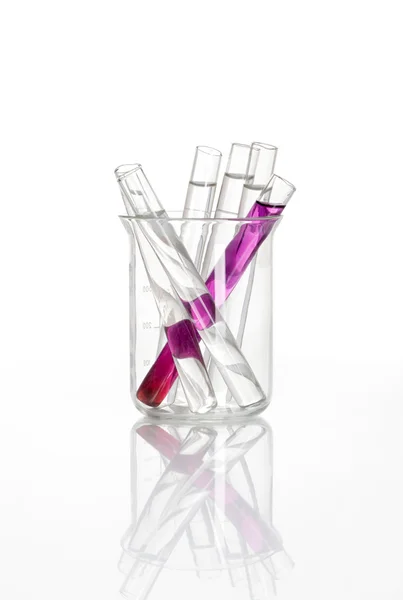 Chemiekolben mit einer Gruppe von Reagenzgläsern im Inneren — Stockfoto