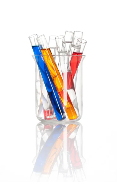 Chemiekolben mit farbigem Reagenzglas im Inneren — Stockfoto