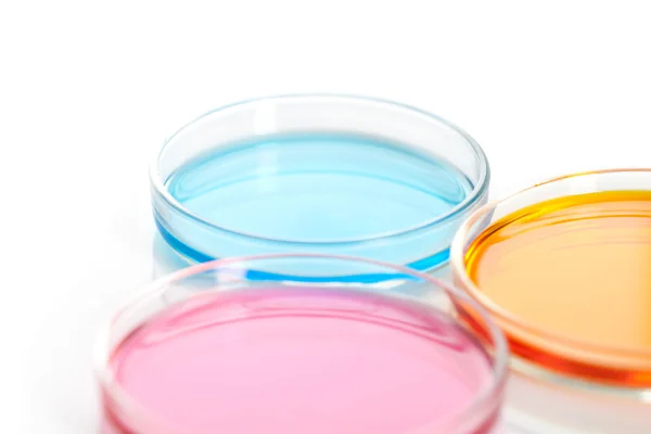 Petri yemekler ile renkli reaktifler kümesi — Stok fotoğraf