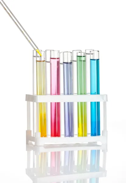 Grupo de tubos de ensayo con reactivos coloreados en un bastidor — Foto de Stock