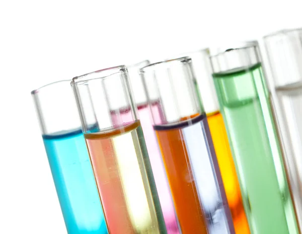 Grupo de tubos de ensayo con un líquido de color en un bastidor —  Fotos de Stock