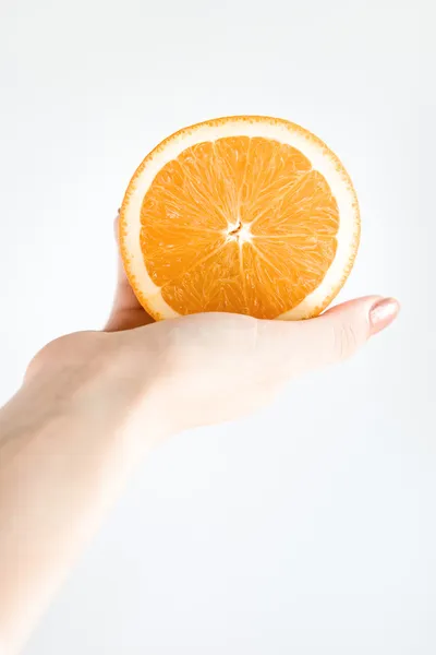 Elinde turuncu — Stok fotoğraf