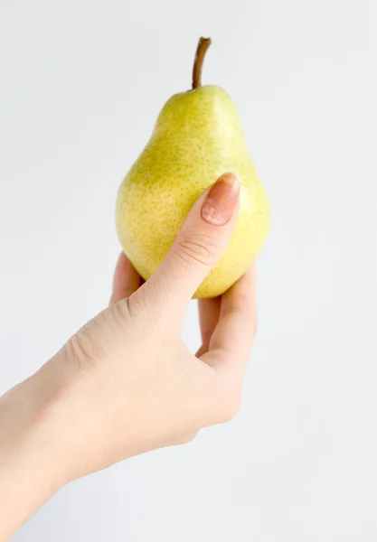 Mano con pera — Foto de Stock