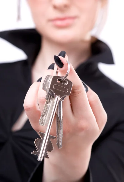 Genç kadın gösteren anahtar — Stok fotoğraf