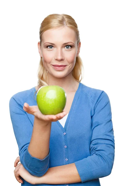 Mujer atractiva sonriente sosteniendo manzana verde — Foto de Stock