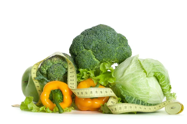 Stapel van verse groenten met meetlint — Stockfoto