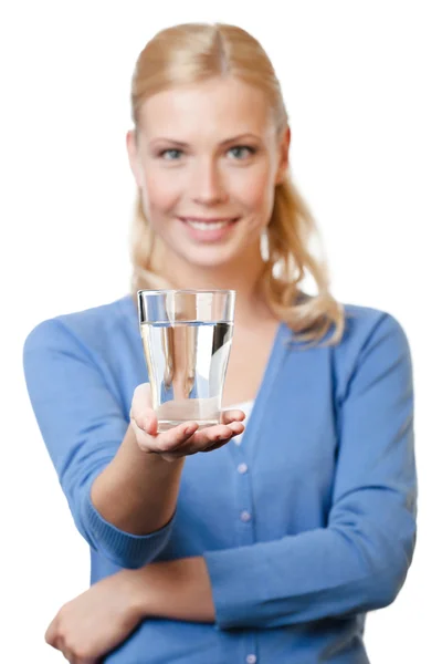Ung flicka med glas vatten — Stockfoto