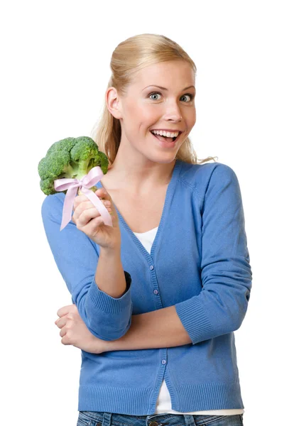Junge Frau hält Brokkoli in der Hand — Stockfoto