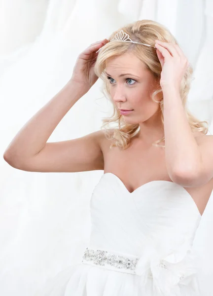 Encantadora novia pone tiara en su cabeza — Foto de Stock