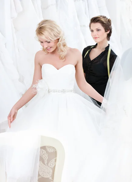 Будущая невеста рассматривает платье — стоковое фото