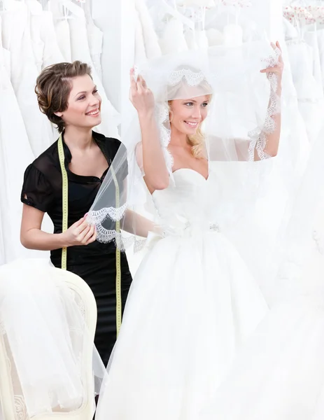 Невеста поднимает завесу — стоковое фото