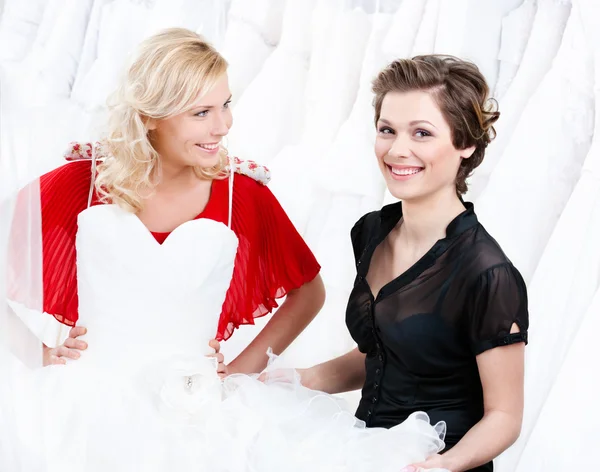 Hesitante sobre o vestido de casamento — Fotografia de Stock