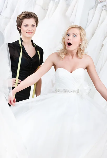 Bruden går in i hänryckning — Stockfoto