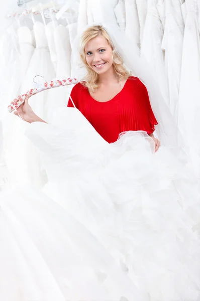Bruid is het kiezen van de jurk om te proberen op — Stockfoto