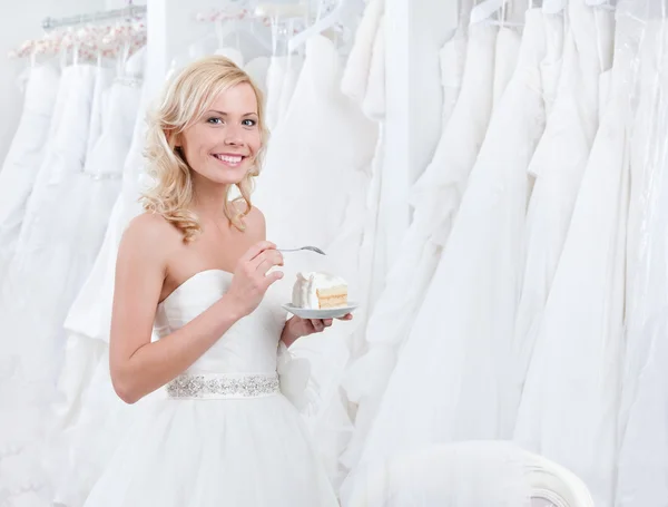 Šťastné nevěsty chutná dort — Stock fotografie