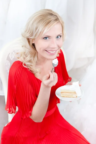 Будущая невеста ест свадебный торт — стоковое фото