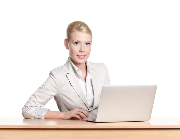Fiatal üzleti nő ül egy irodai asztal, laptop, isloated — Stock Fotó
