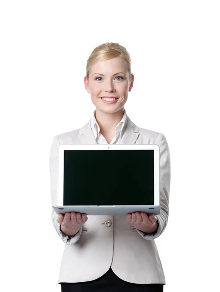 Młoda kobieta oferuje laptop — Zdjęcie stockowe