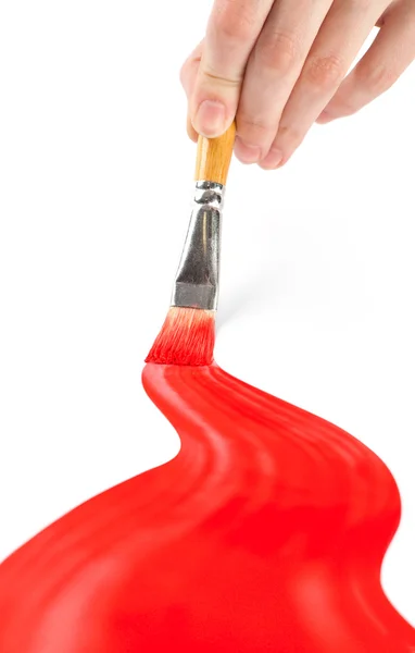 Рука рисует красную линию кривой на белом — стоковое фото