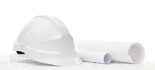 Белая жесткая шляпа рядом с рабочими чертежами, изолированная на белом — стоковое фото