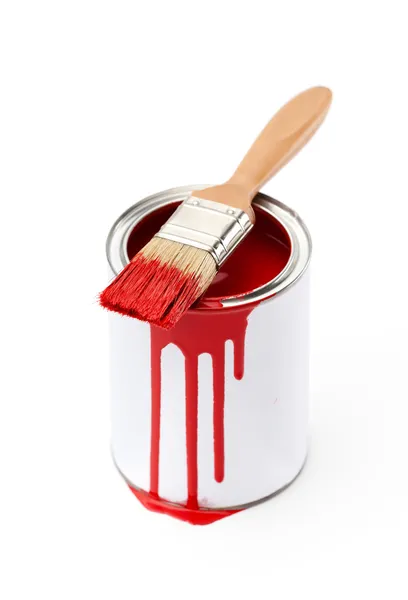 Cheio de lata de tinta vermelha e pincel de tinta — Fotografia de Stock