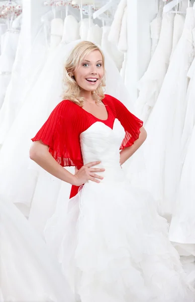 Försöker en bröllopsklänning på — Stockfoto