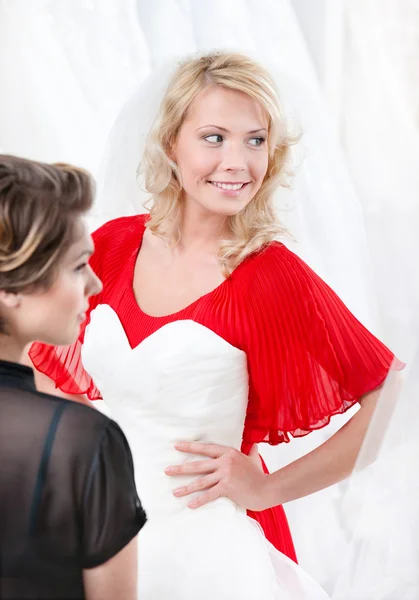 Nevěsta klade svatební šaty — Stock fotografie
