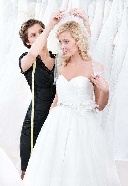 Магазин помогает починить свадебную вуаль
