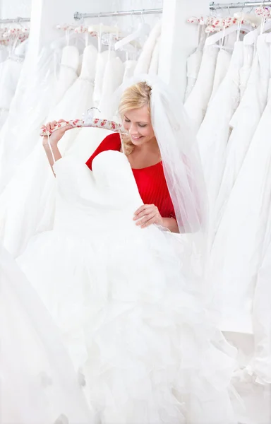 花嫁がドレスを試着して楽しみにして — ストック写真