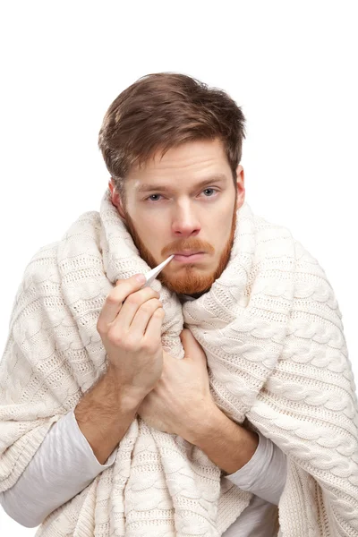 Kranker junger Mann mit Thermometer — Stockfoto