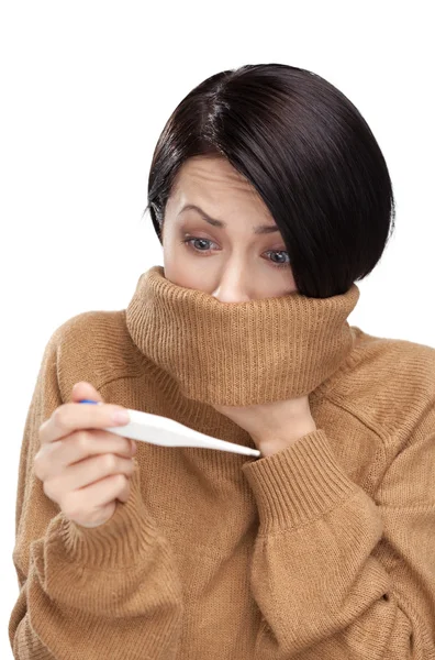 Bir termometre ile soğuk bir genç kadın — Stok fotoğraf
