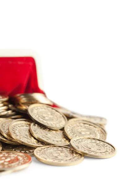 Le monete d'oro sparse sono in borsa rossa calda, isolate su bianco — Foto Stock