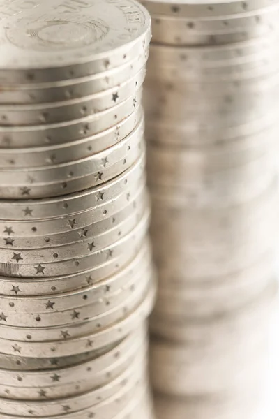 Srebrne monety stać pionowo w dwóch kolumnach — Zdjęcie stockowe