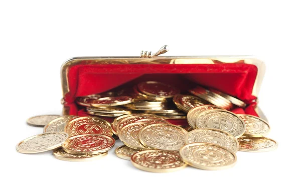 Le monete d'oro sparse sono in borsa rossa calda, isolate su sfondo bianco — Foto Stock