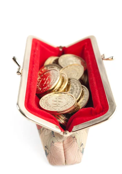 Серебряные и золотые монеты в горячем красном кошельке, изолированные на белом фоне — стоковое фото