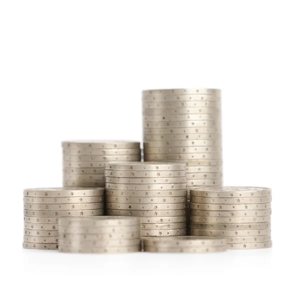 Серебряные монеты стоят вертикально в низких колоннах — стоковое фото