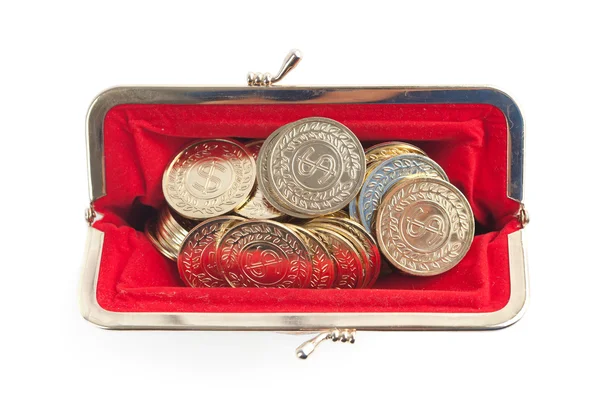 Zilveren en gouden munten zijn in warme rode portemonnee, geïsoleerd op wit — Stockfoto
