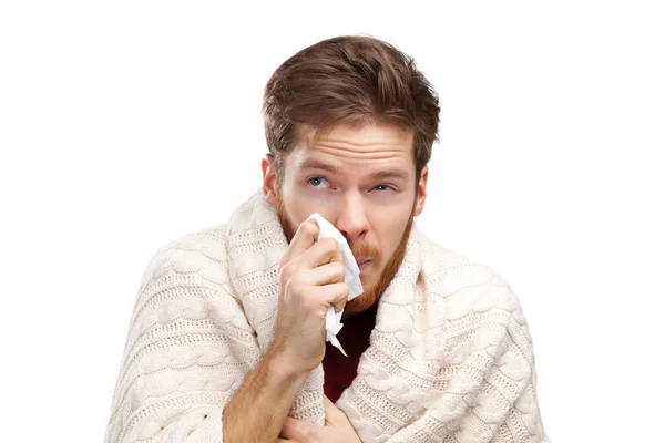 Joven enfermo sosteniendo toallitas — Foto de Stock